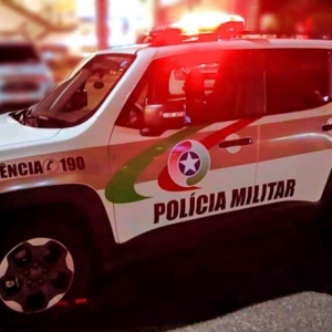 Flagrado invadindo a casa, suspeito é contido pelo próprio morador e preso em Porto Belo