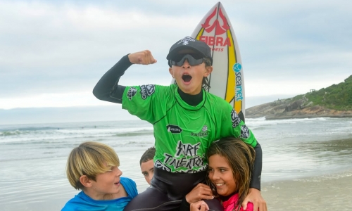 Surfista de 13 anos vence etapa do maior circuito de base do Brasil e segue na vice-liderança catarinense