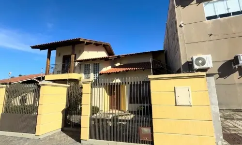 EXCLUSIVO ▶️ | Casa é invadida durante a madrugada e criminoso furta arma de fogo e dinheiro em Tijucas