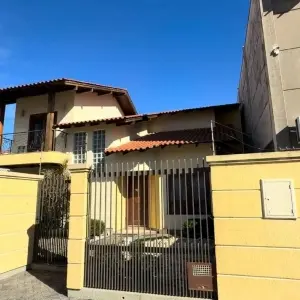 EXCLUSIVO ▶️ | Casa é invadida durante a madrugada e criminoso furta arma de fogo e dinheiro em Tijucas