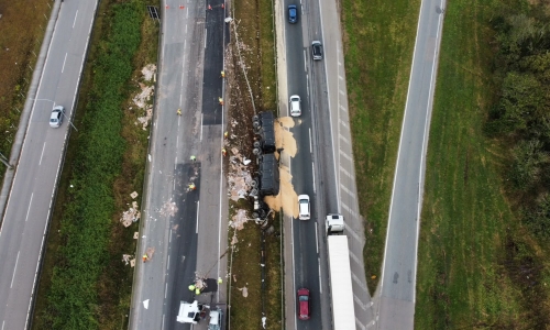 URGENTE | Caminhão tomba, carga fica espalhada na rodovia e interdita BR-101