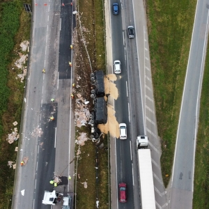 Trânsito fica lento na BR-101 após tombamento de caminhão em Tijucas
