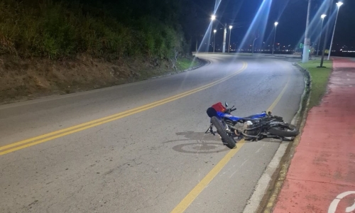 Motociclista morre após bater em poste na madrugada em Porto Belo