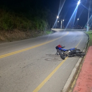 Motociclista morre após bater em poste na madrugada em Porto Belo