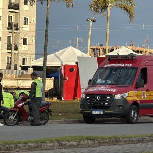 Pneu fura e mulher fica ferida após queda de moto em Tijucas