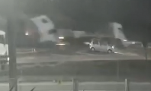 VÍDEO | Câmeras registram engavetamento com quatro veículos que paralisou a BR-101 em Tijucas