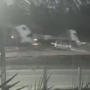 VÍDEO | Câmeras registram engavetamento com quatro veículos que paralisou a BR-101 em Tijucas