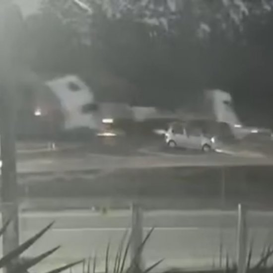 VÍDEO | Câmeras registram engavetamento com quatro veículos que paralisou a BR-101 em Tijucas