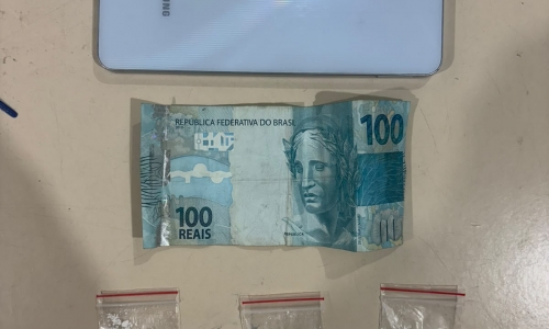 Adolescente é flagrado com cocaína escondida em meia durante ronda policial