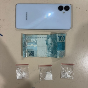 Adolescente é flagrado com cocaína escondida em meia durante ronda policial