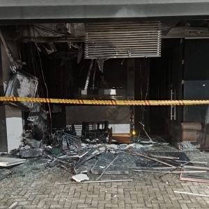 Incêndio em escritório mobiliza bombeiros e levanta suspeita de ação criminosa