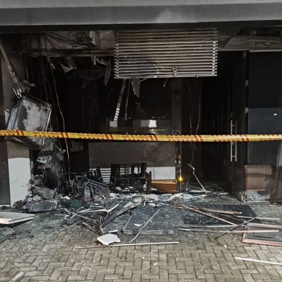Incêndio em escritório mobiliza bombeiros e levanta suspeita de ação criminosa
