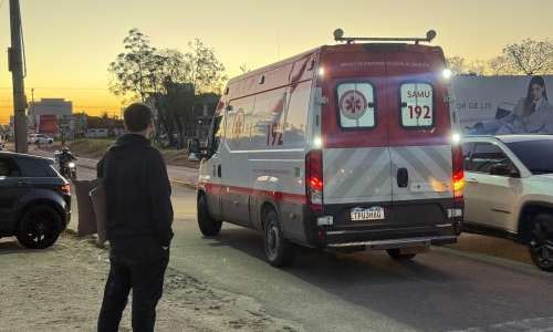 Motociclista fica ferida após colisão com carro na Rua Antônia Bayer