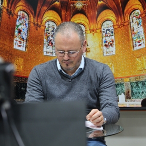 Padre Elizandro Scarsi conduz inspirador momento de fé e bênção nesta quarta-feira, 15 de julho