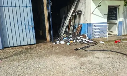Incêndio em metalúrgica é controlado após ação improvisada de trabalhadores