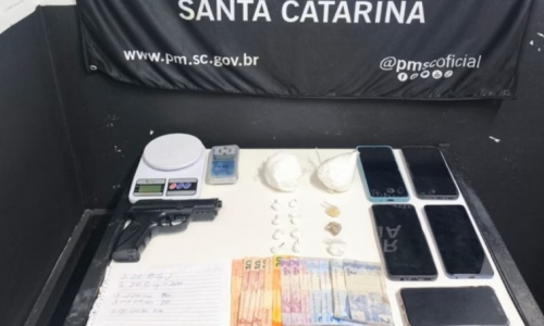 Tentativa de fuga expõe ponto de tráfico no bairro Steffen e resulta em trio detido