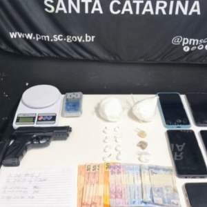 Tentativa de fuga expõe ponto de tráfico no bairro Steffen e resulta em trio detido