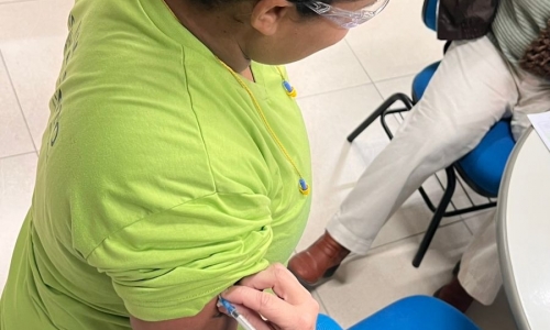 Vacinação extramuros aplica 873 doses contra a gripe em empresa de Tijucas