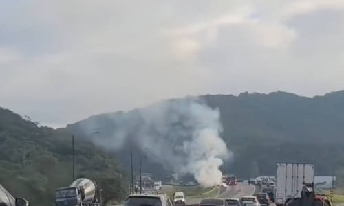 Incêndio em carro provoca mais de 4 km de fila na BR-101 entre Itajaí e BC