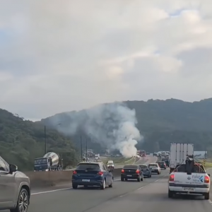 Incêndio em carro provoca mais de 4 km de fila na BR-101 entre Itajaí e BC