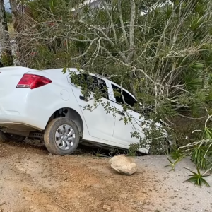 Motorista perde controle após passar mal e vai parar em ribanceira na SC-108
