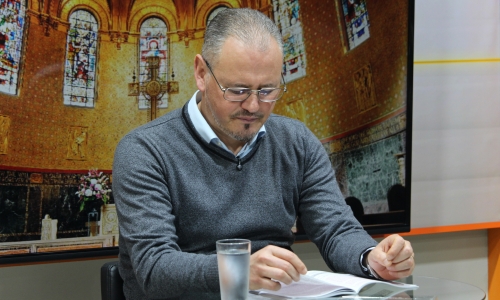 Padre Elizandro Scarsi conduz inspirador momento de fé e bênção nesta quinta-feira, 16 de julho