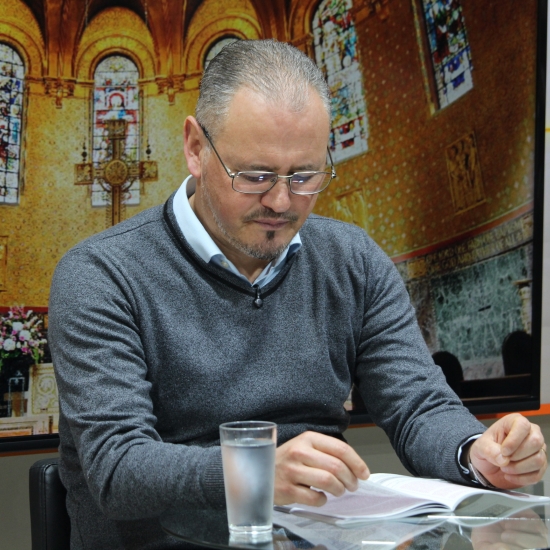 Padre Elizandro Scarsi conduz inspirador momento de fé e bênção nesta quinta-feira, 16 de julho