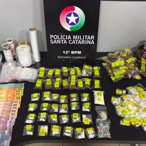 Buscas em residência revelam arsenal de entorpecentes após casal ser flagrado em conveniência