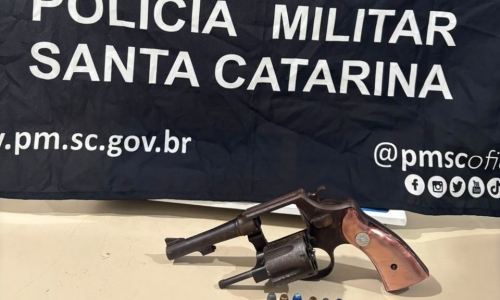 Mulher é agredida e ameaçada de morte pelo companheiro; revólver é apreendido