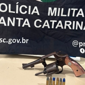 Mulher é agredida e ameaçada de morte pelo companheiro; revólver é apreendido