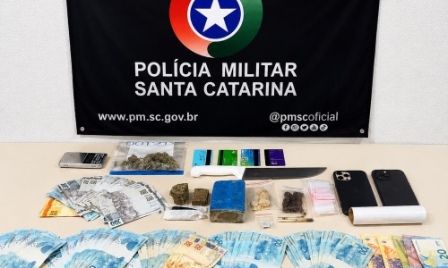 Entorpecentes e dinheiro são apreendidos após abordagem policial em Bombinhas