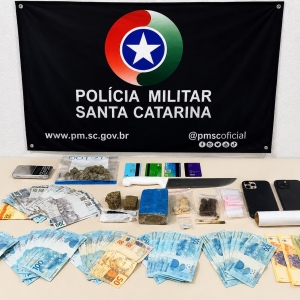 Entorpecentes e dinheiro são apreendidos após abordagem policial em Bombinhas