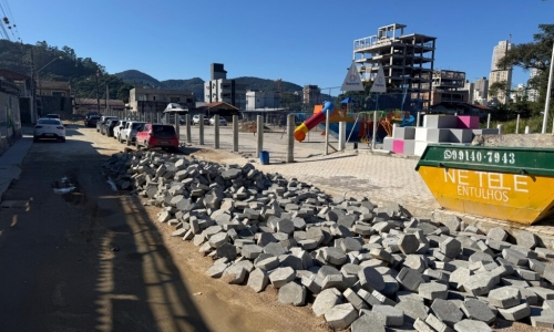 Programa executa obras simultâneas em drenagem, calçadas e contenção de rio em Itapema