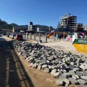Programa executa obras simultâneas em drenagem, calçadas e contenção de rio em Itapema