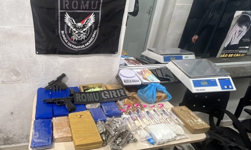 Estoque de drogas e arma furtada são encontrados em kitnet após fuga de suspeito