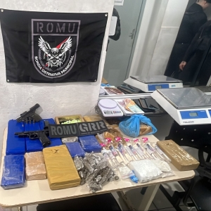 Estoque de drogas e arma furtada são encontrados em kitnet após fuga de suspeito