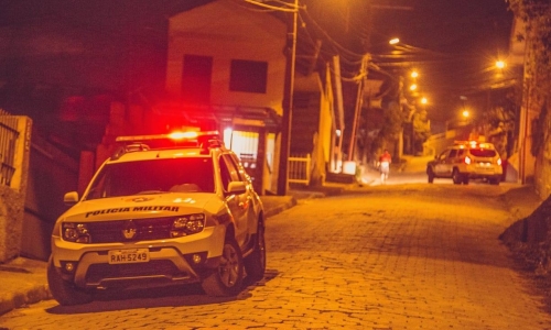 Perturbação termina em prisão após militares identificarem mandado ativo em Tijucas
