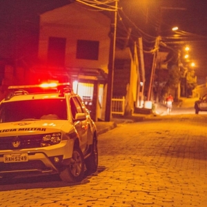 Perturbação termina em prisão após militares identificarem mandado ativo em Tijucas 
