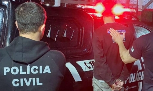 Após invadir residência, homem agride ex-namorada e ateia fogo em moto