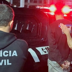 Após invadir residência, homem agride ex-namorada e ateia fogo em moto