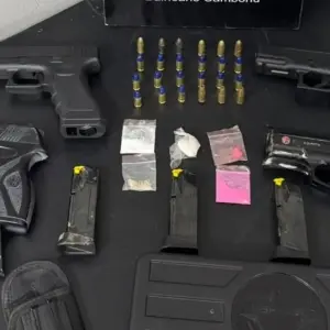 Atendimento de enfermagem acaba revelando munições, drogas e simulacros em residência