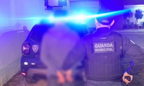 EMBRIAGADO E EM FUGA | Motorista é preso após colidir com carro estacionado em Porto Belo