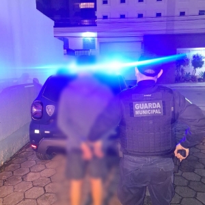 Embriagado e em fuga, motorista é preso após colidir com carro estacionado em Porto Belo