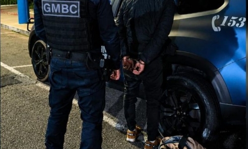 Armado e em fuga, suspeito de furto é preso após confronto com guardas em BC