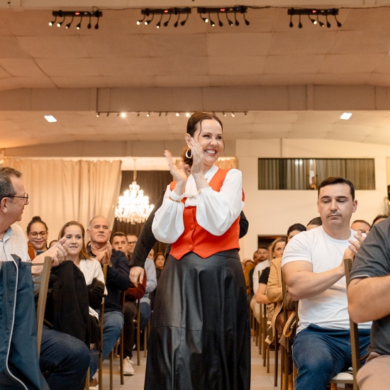 VEJA AS FOTOS | ACIT celebra 32 anos com palestra de Laine Valgas marcada por inspiração e conexão