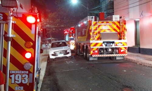 Incêndio mobiliza oito viaturas após chamas tomarem apartamento no centro de BC