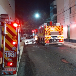 Incêndio mobiliza oito viaturas após chamas tomarem apartamento no centro de BC