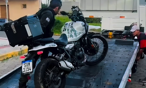 Moto furtada é recuperada após suspeito ignorar ordem de parada e fugir a pé