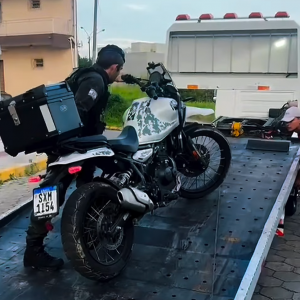 Moto furtada é recuperada após suspeito ignorar ordem de parada e fugir a pé