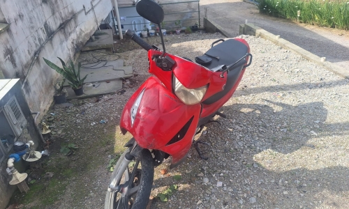Colisão entre motoneta e carro deixa homem gravemente ferido na SC-108